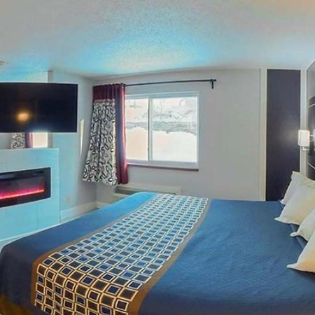 Coratel Inn & Suites By Jasper Hastings Bagian luar foto