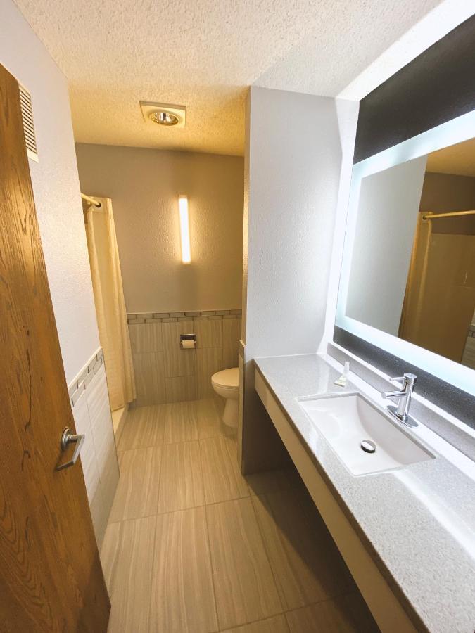 Coratel Inn & Suites By Jasper Hastings Bagian luar foto