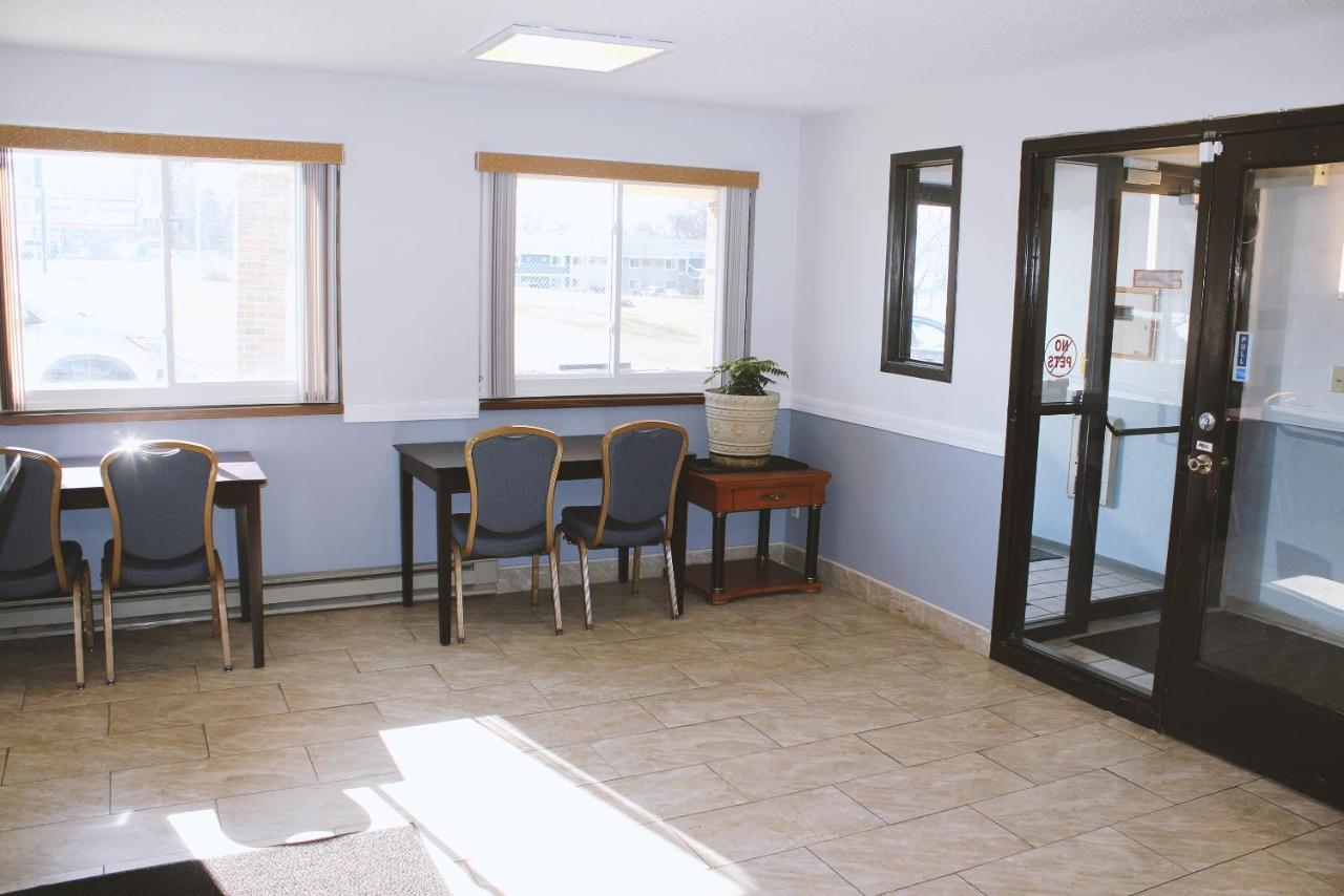 Coratel Inn & Suites By Jasper Hastings Bagian luar foto