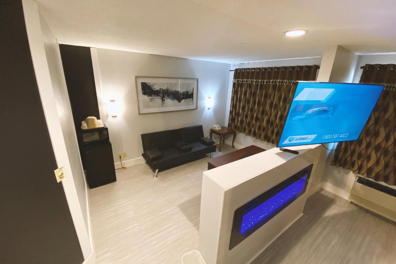 Coratel Inn & Suites By Jasper Hastings Bagian luar foto
