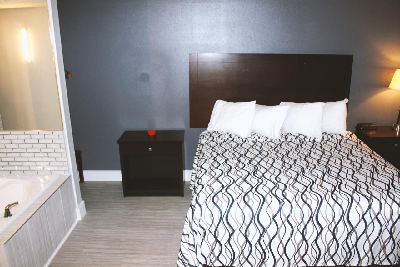 Coratel Inn & Suites By Jasper Hastings Bagian luar foto