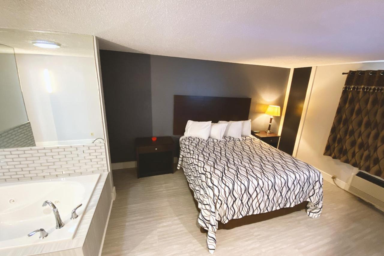 Coratel Inn & Suites By Jasper Hastings Bagian luar foto