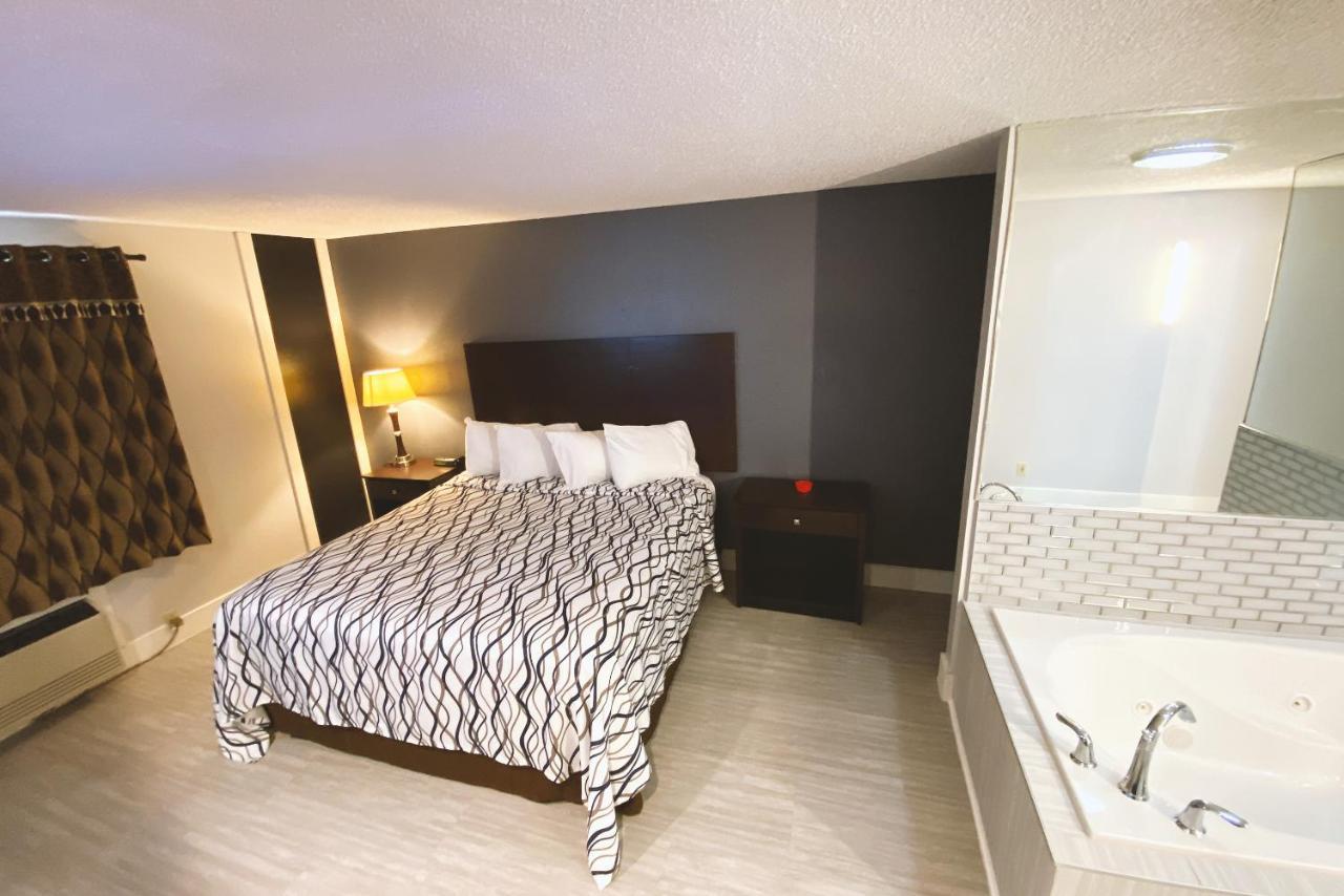 Coratel Inn & Suites By Jasper Hastings Bagian luar foto