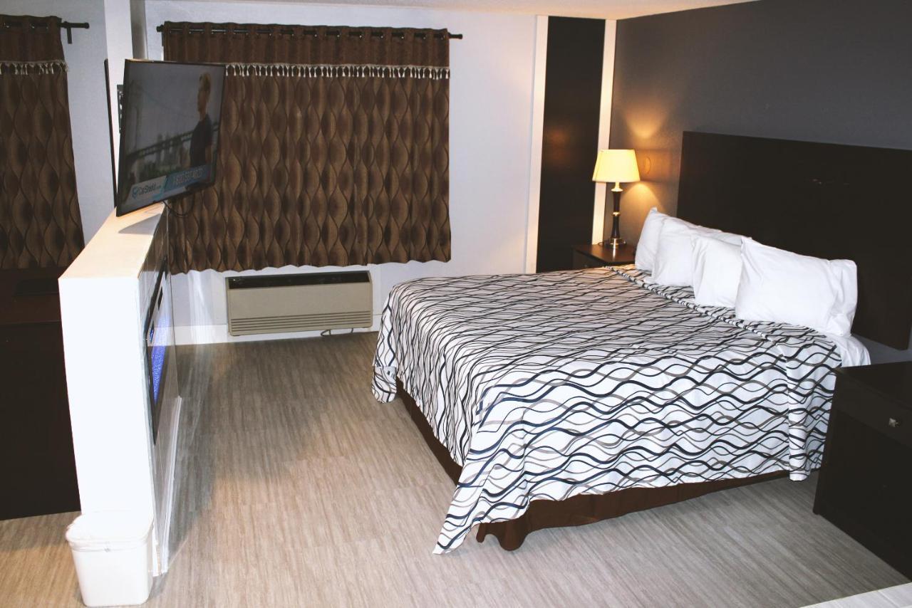 Coratel Inn & Suites By Jasper Hastings Bagian luar foto