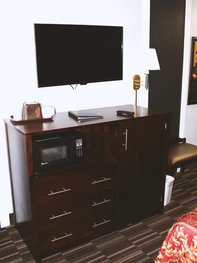 Coratel Inn & Suites By Jasper Hastings Bagian luar foto
