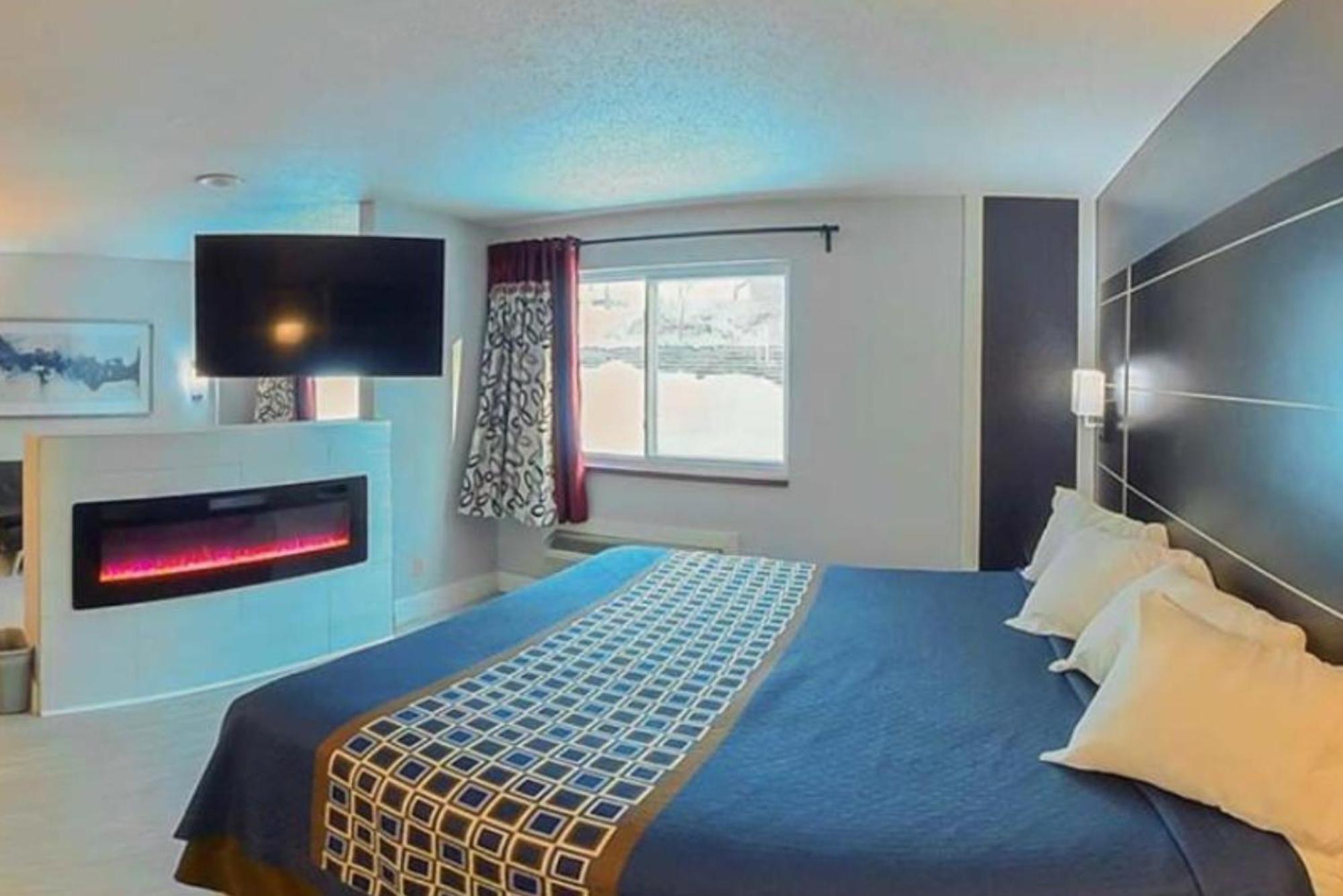 Coratel Inn & Suites By Jasper Hastings Bagian luar foto