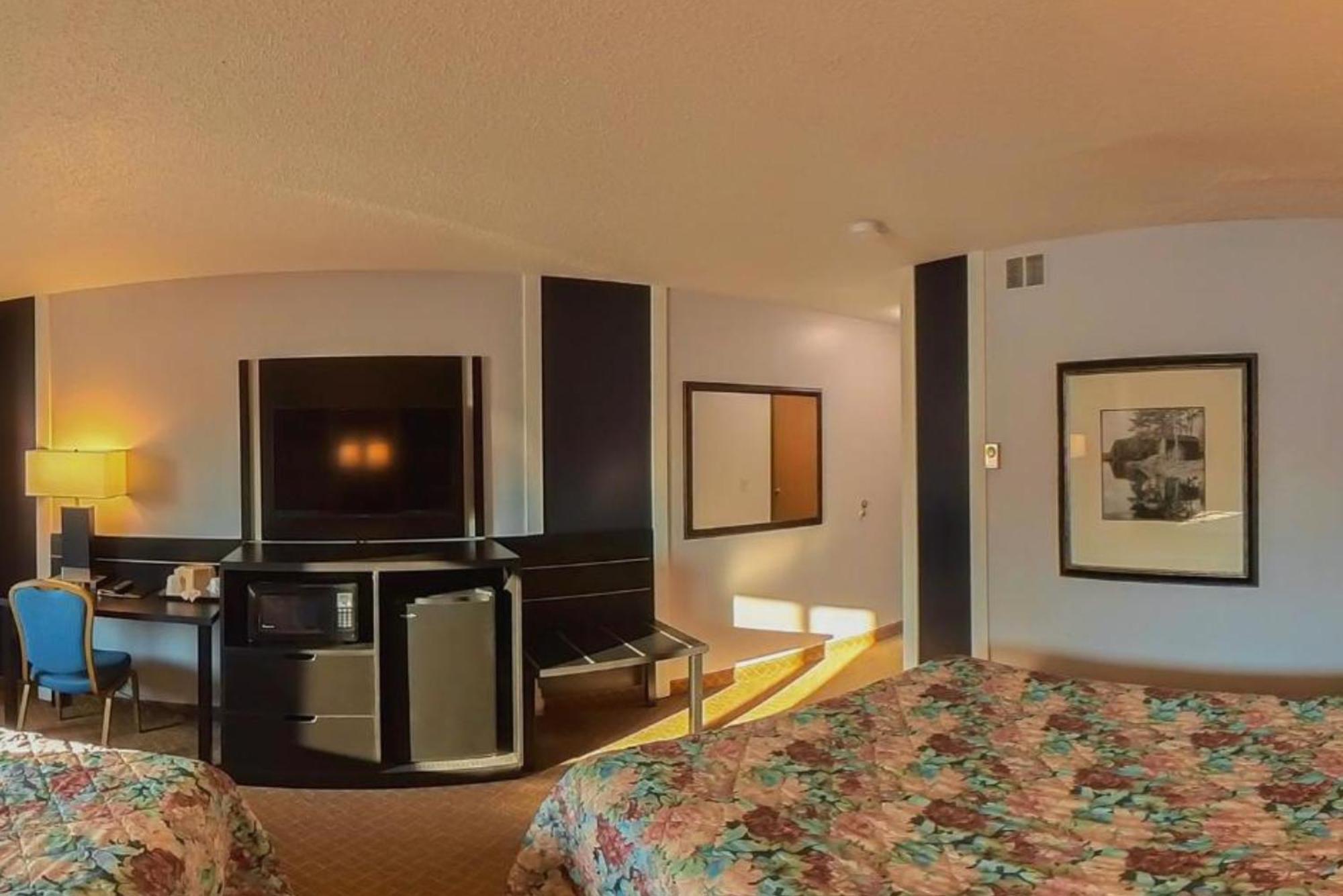 Coratel Inn & Suites By Jasper Hastings Bagian luar foto