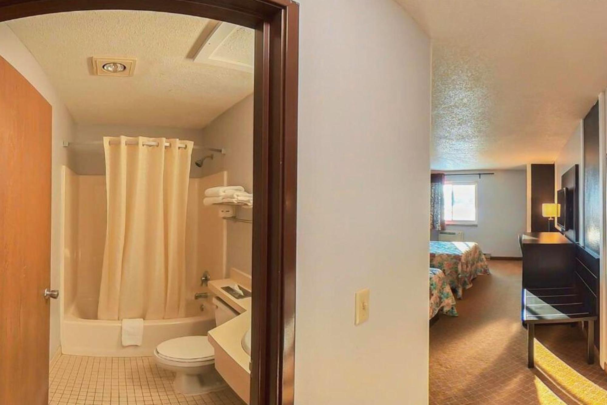 Coratel Inn & Suites By Jasper Hastings Bagian luar foto