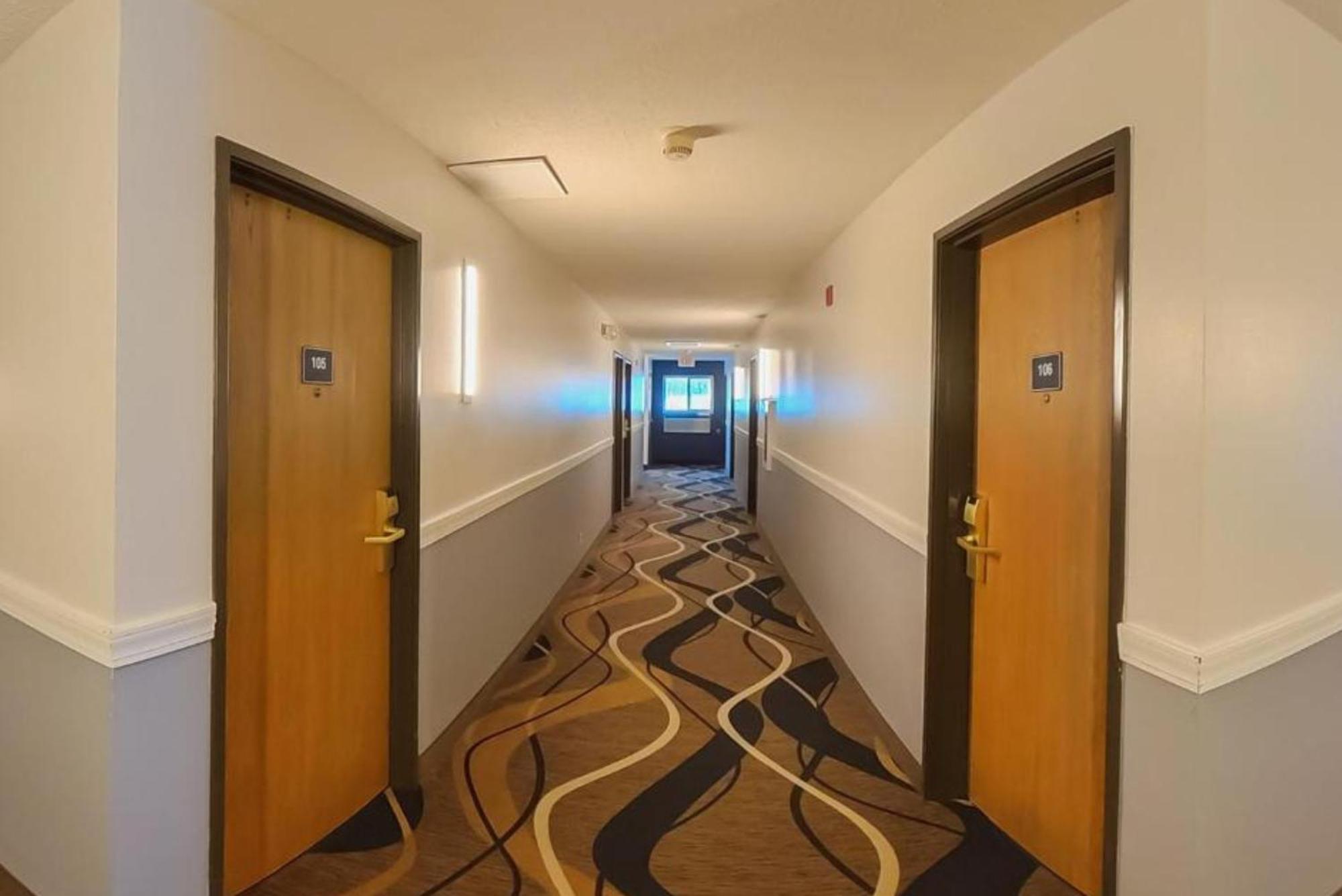 Coratel Inn & Suites By Jasper Hastings Bagian luar foto