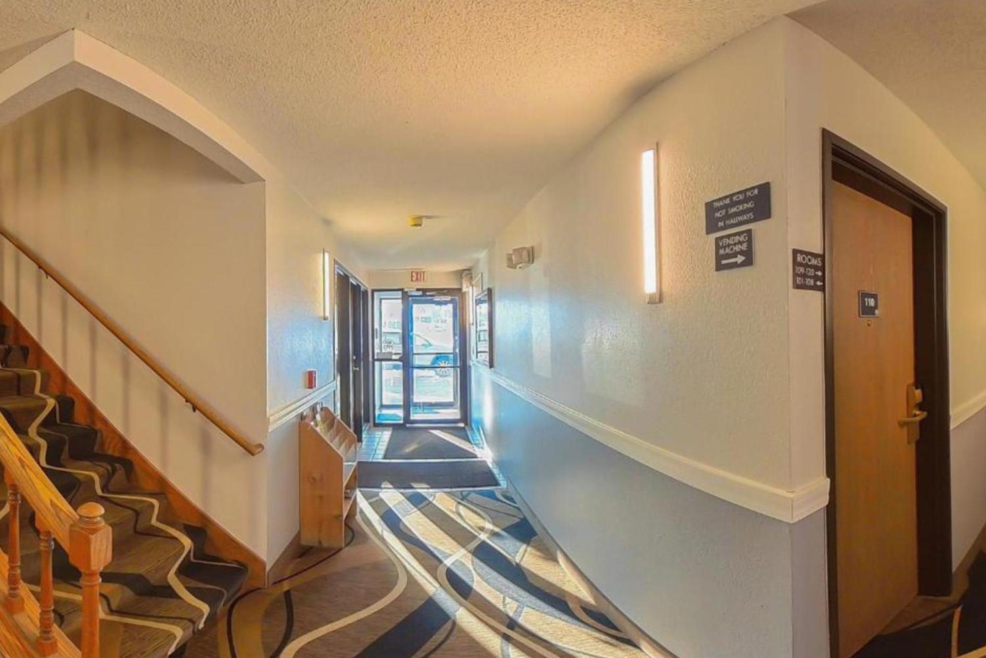 Coratel Inn & Suites By Jasper Hastings Bagian luar foto