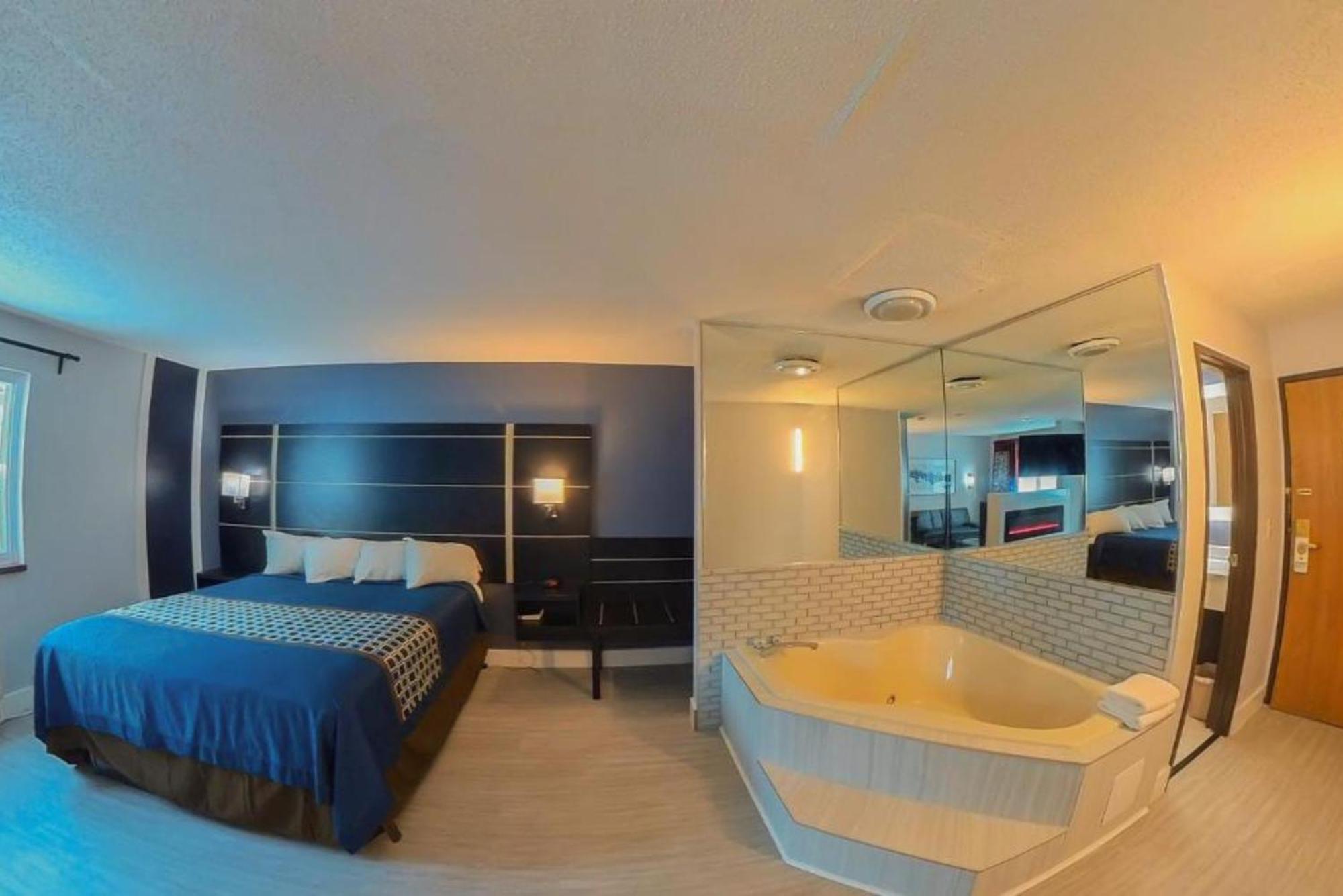 Coratel Inn & Suites By Jasper Hastings Bagian luar foto