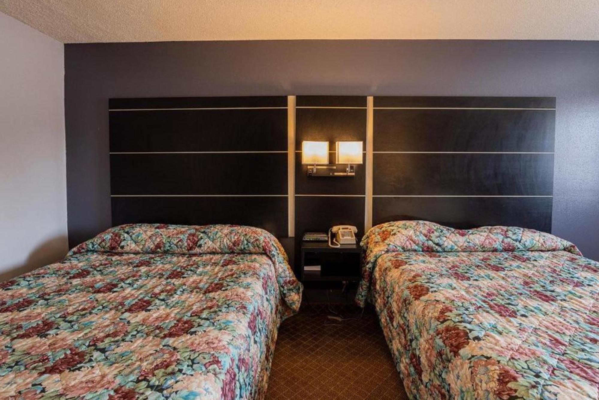 Coratel Inn & Suites By Jasper Hastings Bagian luar foto
