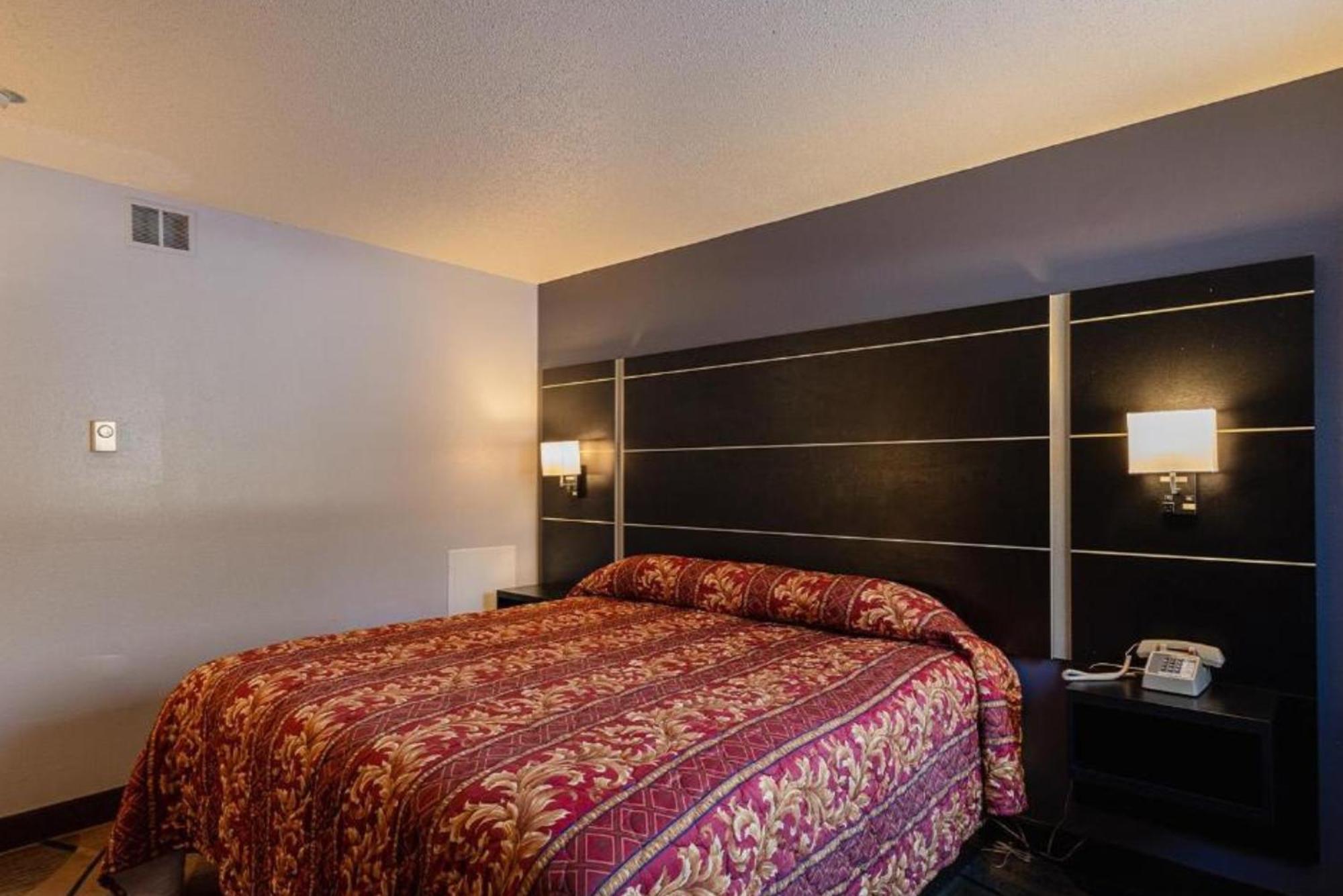 Coratel Inn & Suites By Jasper Hastings Bagian luar foto