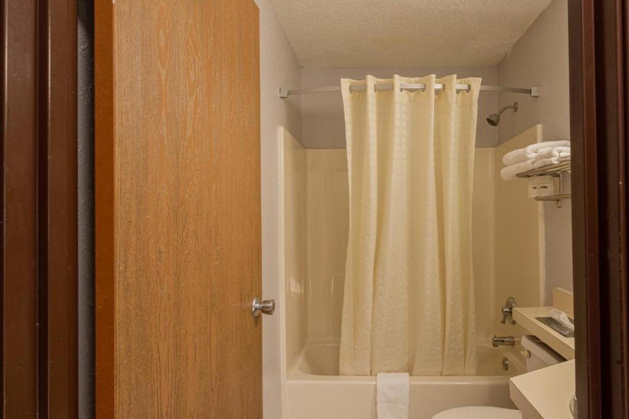 Coratel Inn & Suites By Jasper Hastings Bagian luar foto