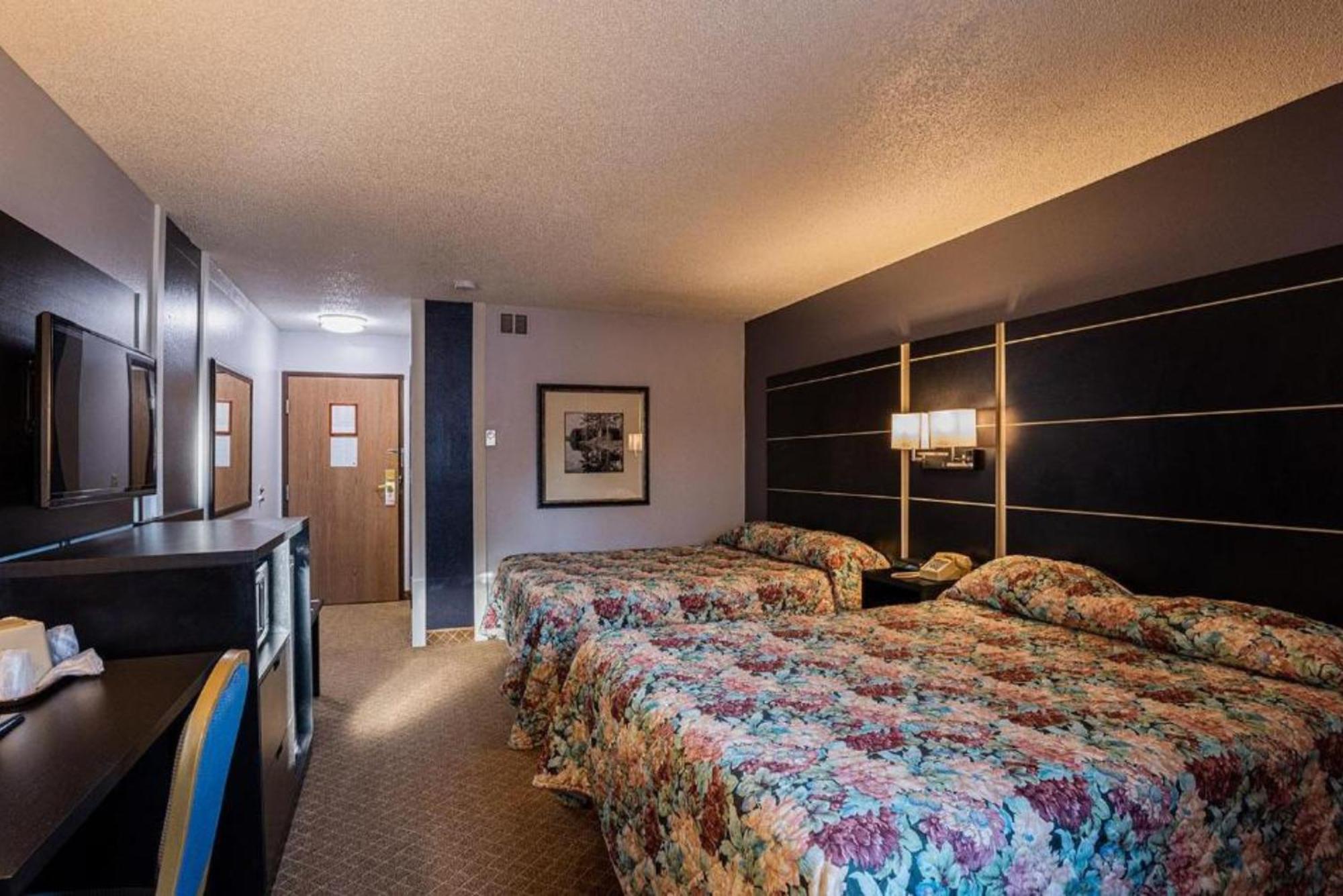 Coratel Inn & Suites By Jasper Hastings Bagian luar foto
