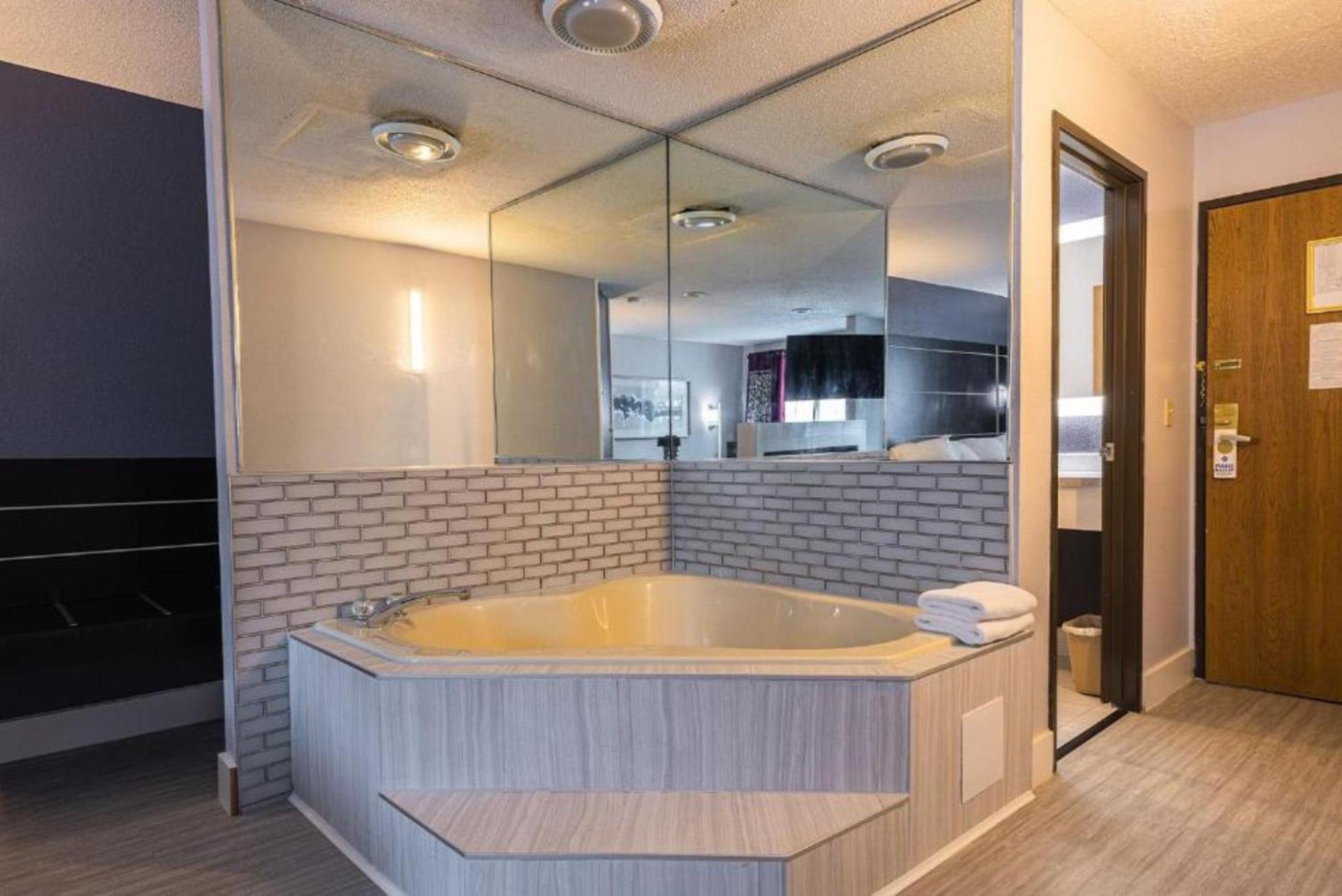 Coratel Inn & Suites By Jasper Hastings Bagian luar foto