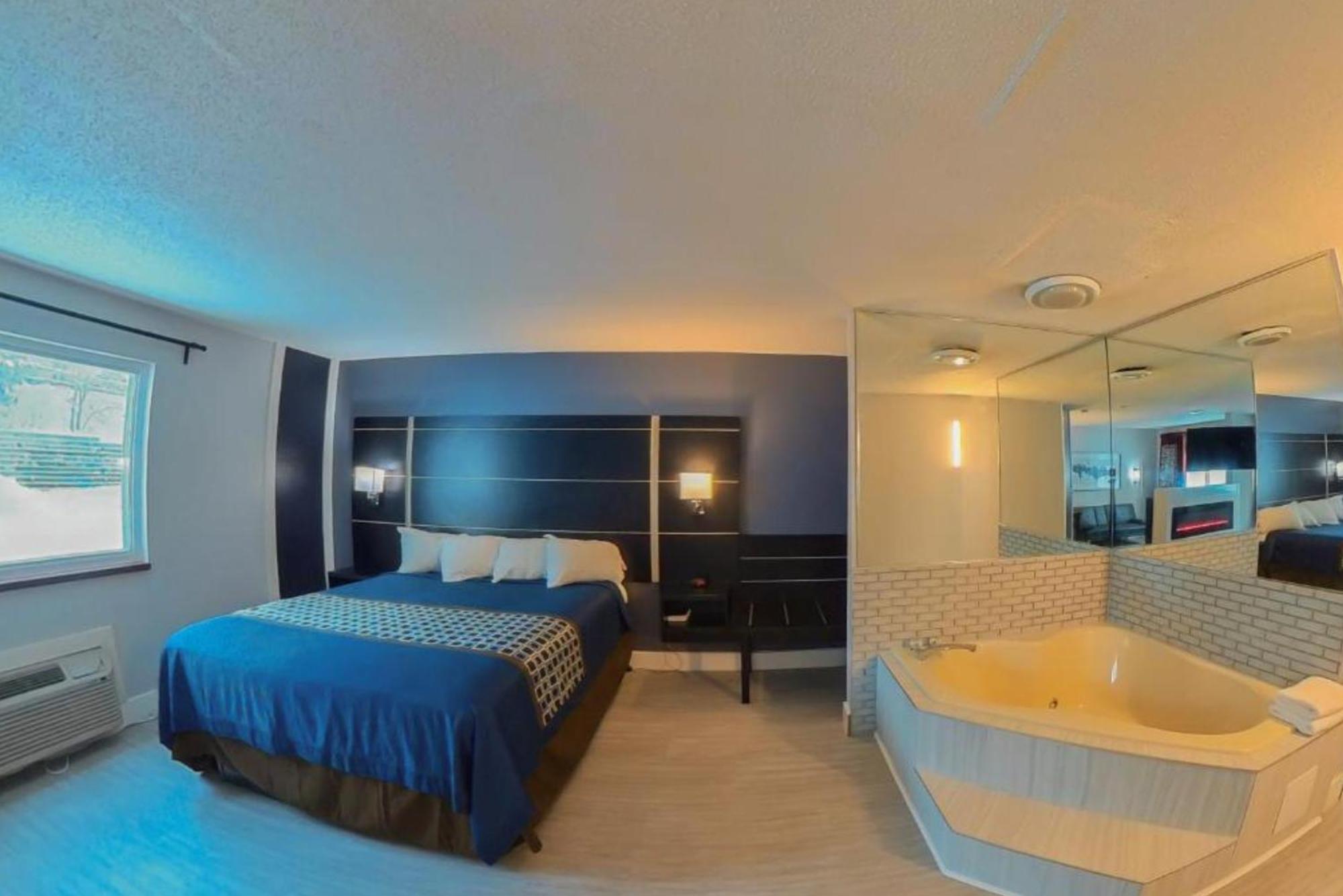Coratel Inn & Suites By Jasper Hastings Bagian luar foto