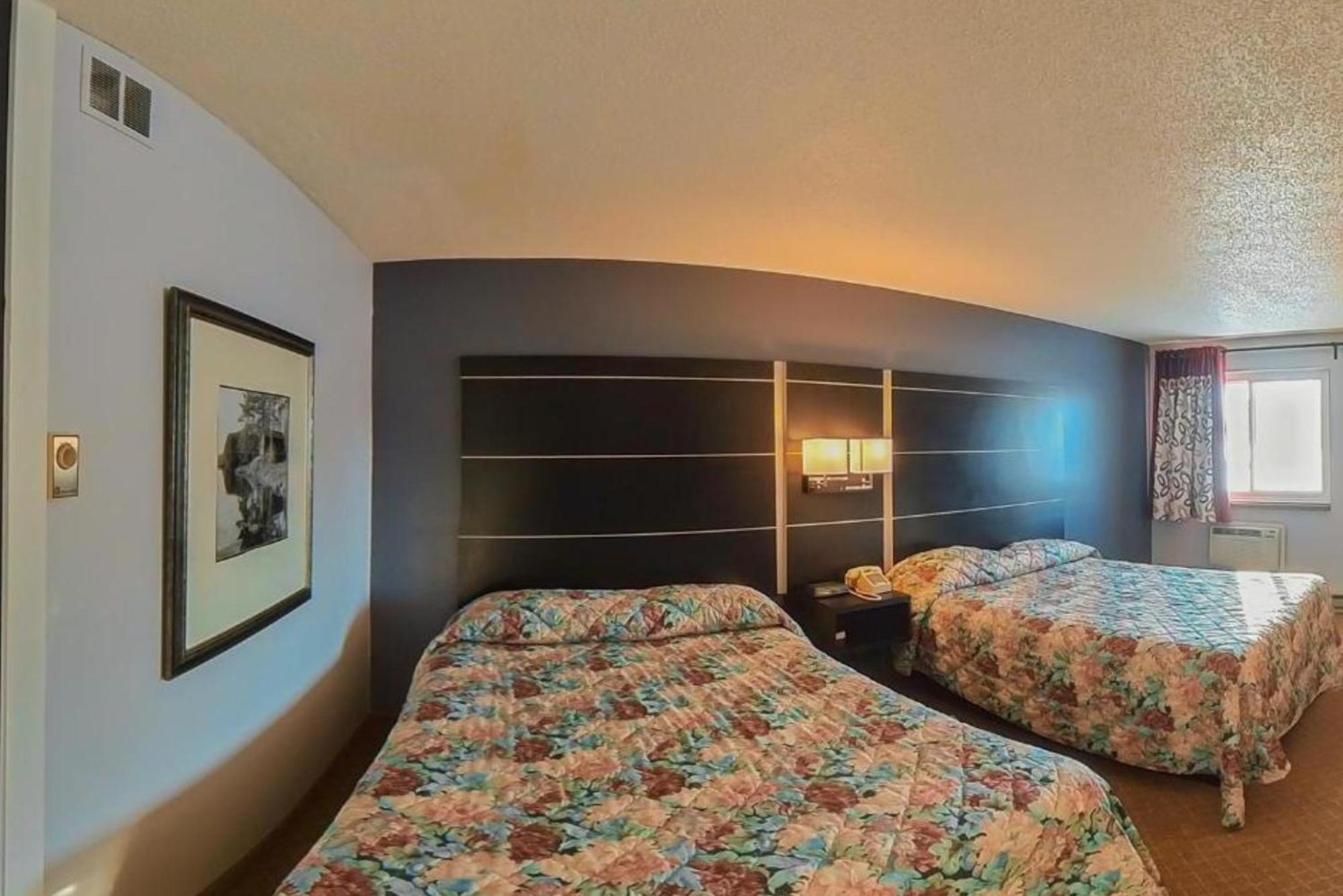 Coratel Inn & Suites By Jasper Hastings Bagian luar foto